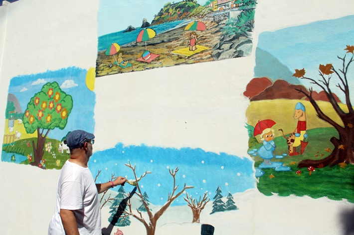 El Centro Infantil Reina Sofa de Almucar luce un nuevo mural del pintor Antonio Gonzlez